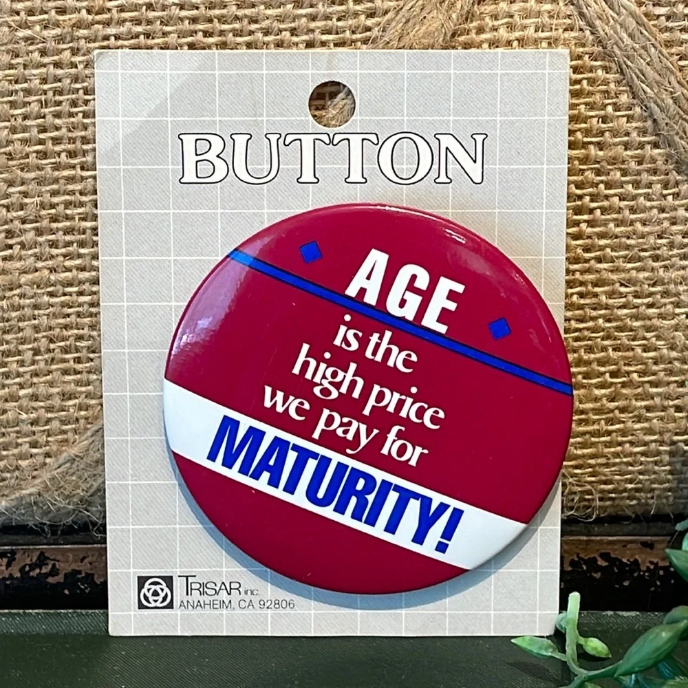 Vintage Trisar button pin